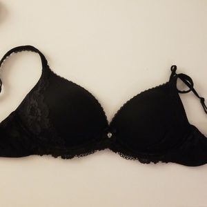Body By Victoria 34 C black laced no wire bra